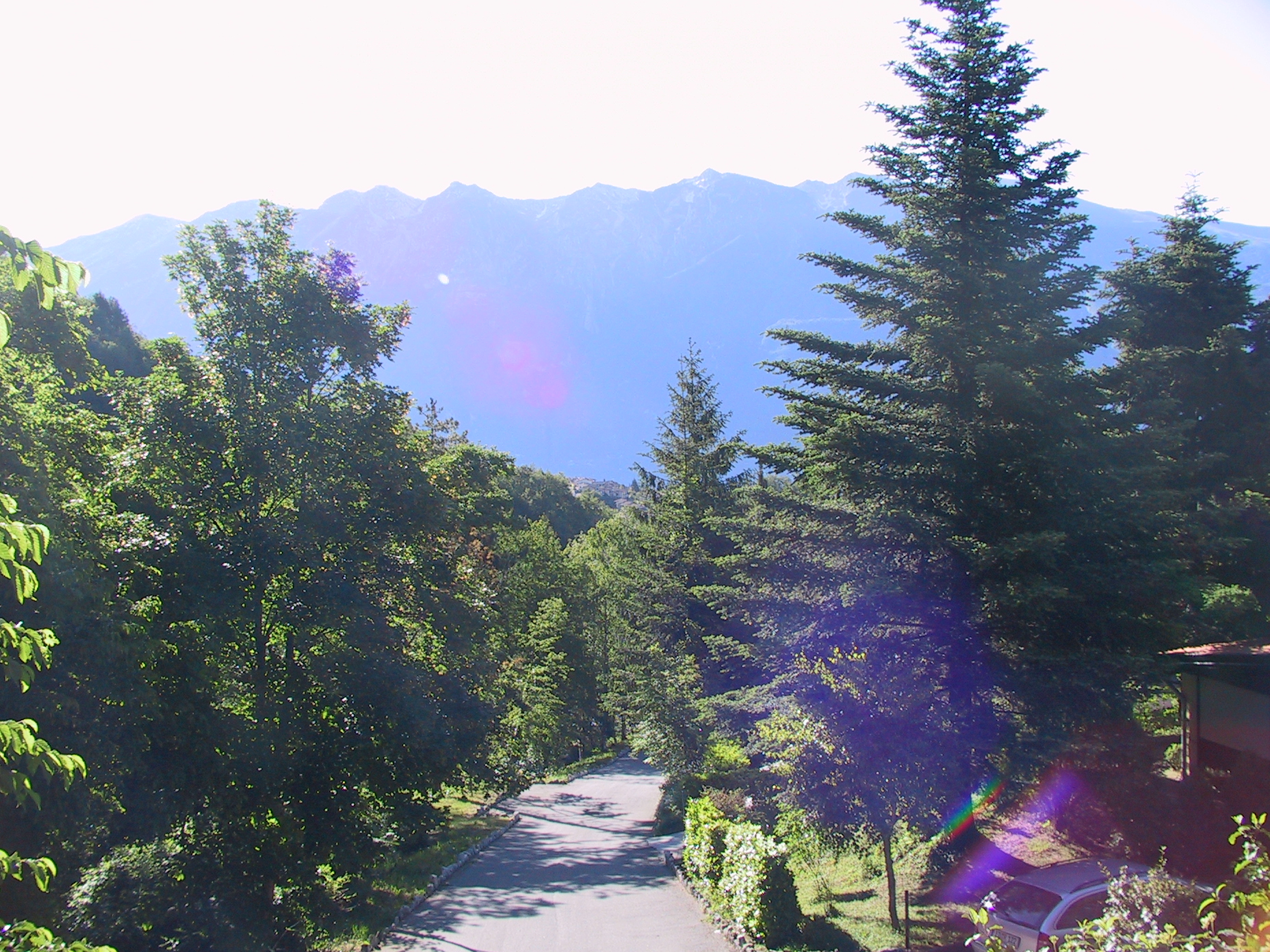 Blick von der Terrasse auf den gegenüberliegenden Monte Baldo 